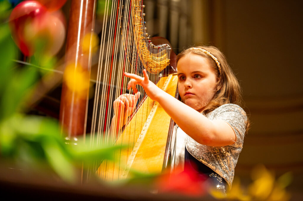 Kind mit Instrument vom Haspa Instrumentenfonds