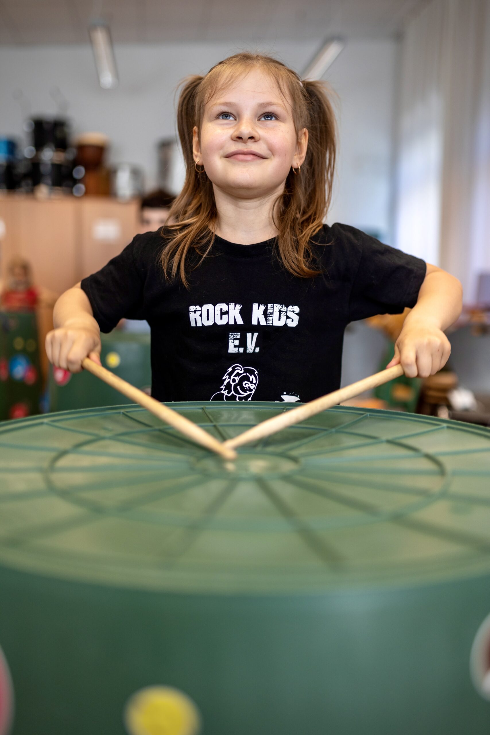 Rock Kids: Ein junges Mädchen spielt auf einer Trommel