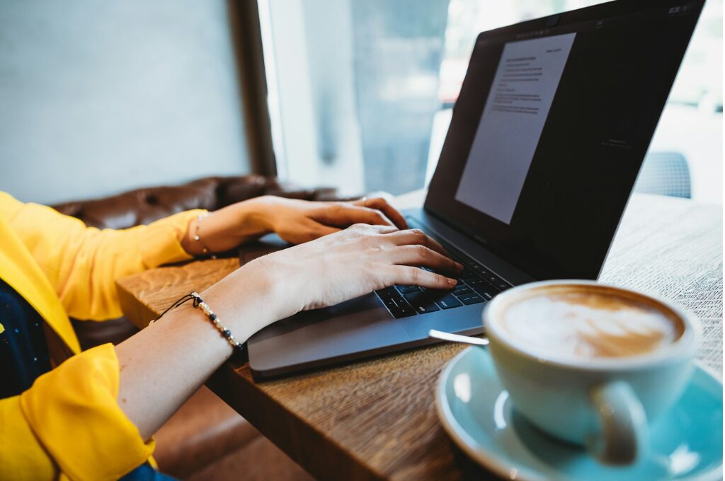 Unternehmensgründung Checkliste: eine Frau sitzt am Laptop