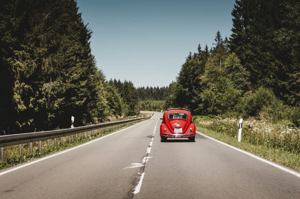 Auto abmelden, rotes Auto auf einer Landstraße