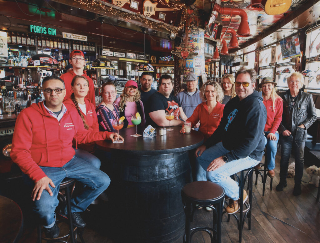 Verein Alive!Kultur: Eine Menschengruppe sitzt an einem Tisch im legendären „Zwick St. Pauli“